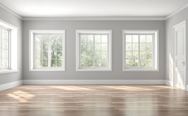 Les chambres ont des sols en bois et des murs gris, décorés avec des moulures blanches, il y a des fenêtres blanches qui donnent sur la vue de la nature.